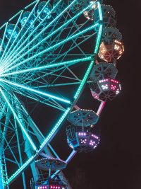 片吧推荐悬疑电影封面，黑暗城市夜景背景，霓虹灯反光效果