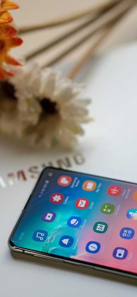 片吧 App 筛选界面截图：手机屏幕上展开四个筛选维度，时长与年份用滑动条控制，勾选项以金色描边高亮